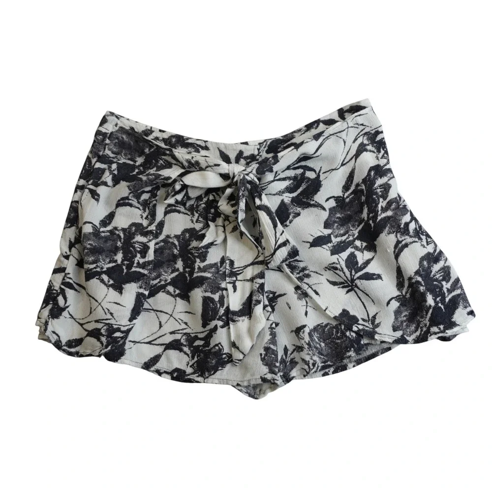 Free People Floral Tie Front Shorts Womens XS Black White Gauzy Beach Boho Skort
